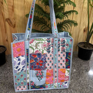 Sac fourre-tout matelassé en coton imprimé au bloc, grand sac fourre-tout élégant pour femme, sac à bandoulière pour le marché, sac de plage léger, sac fourre-tout à fleurs - Product Image 1