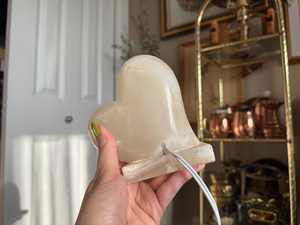 Lampe en onyx artisanale en forme de cœur, veilleuse en albâtre, décoration Reiki, cristal de guérison unique, lumière d'ambiance pour la maison, cadeau - Product Image 3