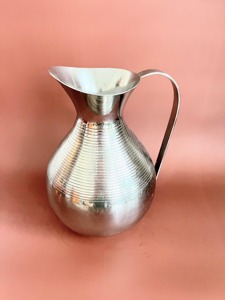 Carafe à eau en acier inoxydable grande capacité avec couvercle, pichet de service en métal de qualité supérieure pour restaurant, hôtel, restauration et événements - Product Image 6