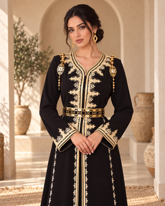 Caftan marocain noir de luxe avec broderie dorée, ornements aux épaules et ceinture géométrique pour femmes, pour les mariages et les soirées - Product Image 2