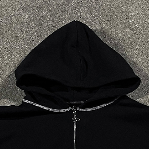 Sudadera con capucha negra con cremallera y pedrería para mujer, estilo streetwear, corta, con costuras en contraste, informal y a la moda. - Product Image 5