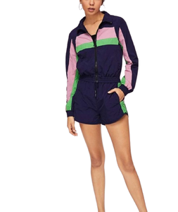 Ensemble deux pièces pour femme avec logo imprimé en relief personnalisé, comprenant un sweat à capuche et un short coupe-vent zippé en nylon uni, fabriqué sur mesure pour un style décontracté. - Product Image 4