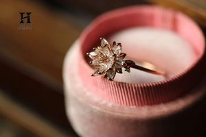 Anillo de Lujo con Diamante Cultivado en Laboratorio con Corte de Pera, Oro Blanco de 14K, Diseño de Flor de Loto en Racimo - Product Image 2