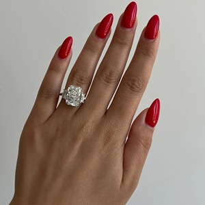 Anillo de Compromiso de Tres Piedras con Diamante Cultivado en Laboratorio de Corte Radiante de 8.60 Quilates _ Piedras Laterales Cadillac _ Certificado IGI _ Oro de 18k - Product Image 1