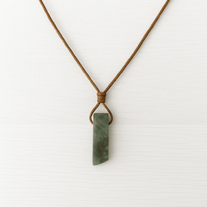 Pendentif en cristal de labradorite naturelle avec chaîne en corde réglable pour hommes et garçons - Product Image 2