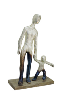 Sculpture moderne en aluminium doré de père et de fils - Figurine familiale abstraite artisanale pour la décoration de la maison sur base en bois - Product Image 3