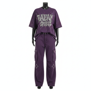 Camiseta morada de jersey de algodón premium de 220 GSM para mujer y pantalón cargo de sarga de 300 GSM con logotipo de transferencia térmica de diamantes de imitación. Conjuntos para mujer. - Product Image 1