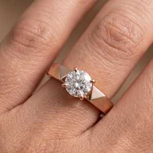Precioso Anillo de Diamante Cultivado en Laboratorio de 1.00CT VS2, Corte Redondo, Banda Única, Oro Amarillo de 10K, Joyería para Regalo de Fiesta, Boda, Cumpleaños, etc. - Product Image 5