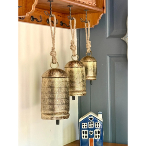 Campanas de Navidad Colgantes de Metal con Acabado de Latón Moderno, Campanas Rústicas Vintage con Cuerda de Yute para Decoración Navideña de Casa o Granja - Product Image 1