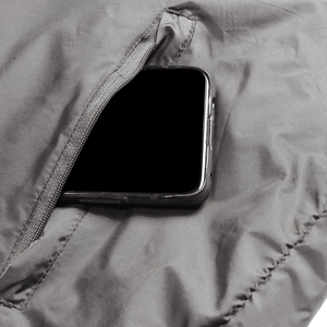 Vêtements d'extérieur résistants à l'eau, adaptés au trekking, à la navigation et aux festivals, avec une construction ergonomique et des options de rangement sécurisées. - Product Image 3