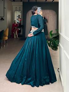 Lehenga Choli Étnico Atemporal: La Tradición se Une al Diseño Contemporáneo. Estilo Festivo para el Mercado que Ofrece un Encanto Atractivo. - Product Image 5