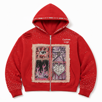Sweat à capuche rouge personnalisé avec fermeture éclair, style streetwear oversize, imprimé graphique vieilli, en coton, avec détails cloutés et tissu épais