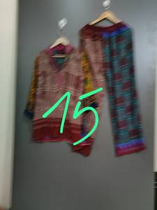 Ensemble de pyjama en satin de soie imprimé floral pour femmes avec haut à col en V, pantalon à taille élastique, logo sur le devant - Vêtements décontractés multi-saisons - Product Image 3