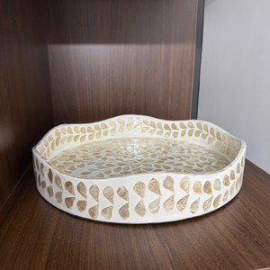 Plateau en mosaïque de coquillages fait main, forme irrégulière, motif floral, décoration d'intérieur, artisanat naturel, art des coquillages, plateau de service décoratif - Product Image 1