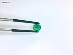 Elegante Esmeralda Ovalada Natural de Zambia, Selección de Esmeraldas, 0.88ct, Gema Suelta Premium con Acabado Superior para Joyería - Product Image 2