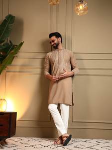 Ensemble Kurta Pyjama Traditionnel Brodé pour Homme en Soie Coupe Slim – Tenue de Fête Festive – Vêtements Sud-asiatiques en Gros - Product Image 5