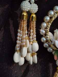 Paranda nupcial de perlas blancas con Kundan para Sangeet, Jaggo y Mehendi - Joyería Patiala Shahi Choti - Product Image 3