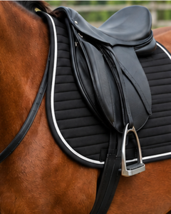 Tapis de selle équestre personnalisable avec rembourrage en polyester compressé, doublure en tissu, rayures horizontales, couleur noire - Product Image 5