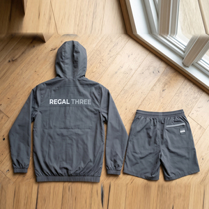 ชุดเซ็ตเสื้อฮู้ดดี้พิมพ์ลายและกางเกงขาสั้น Regal Streetwear สำหรับผู้ชาย น้ำหนักเบา แห้งเร็ว กันน้ำ ชุดกันฝนสองชิ้น - Product Image 2