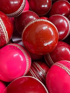 Ball de cricket en cuir de haute qualité, durable, rouge et rose, 156 g, idéal pour le T20 en extérieur, logo personnalisé, livraison directe d'usine. - Product Image 6