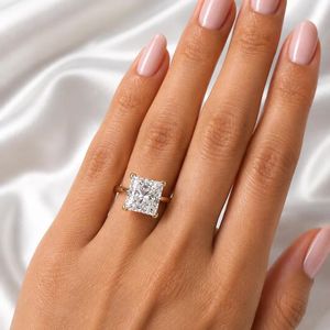 Bague de fiançailles en or 18 carats et argent sterling 925 avec diamant de laboratoire taille ronde et bande à trois pierres - Product Image 1