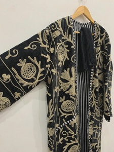 Bata Larga Boho Suzani, Kimono Étnico Bordado de Terciopelo con Diseño Floral, Estilo Vintage para Festivales - Product Image 3