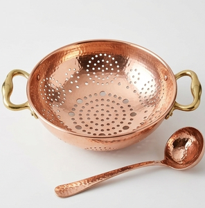 Passoire en cuivre martelé avec poignées en laiton et bol égouttoir perforé - Product Image 1