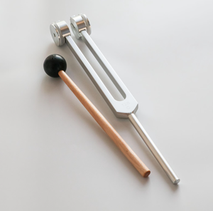 Diapasón ponderado de 40 Hz, botas de masaje y terapia con gemas de amatista y cuarzo rosa disponibles. - Product Image 4