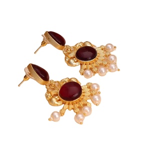 Elegantes Pendientes Jhumka de Latón con Baño de Oro Antiguo en Forma de Campana, con Circonitas Marrones y Perlas Colgantes, Encanto Clásico para Mujer - Product Image 6