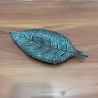 Plateau décoratif moderne en aluminium de conception artisanale en forme de feuille, avec revêtement, pour table, 7,5x3,25x0,5 po, emballage individuel TR622