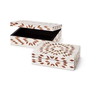Boîte à bijoux en bois rectangulaire moderne SOFIYA CRAFT avec couvercle, design gravé, fermeture à boucle et crochet, et bouton doré - Product Image 4