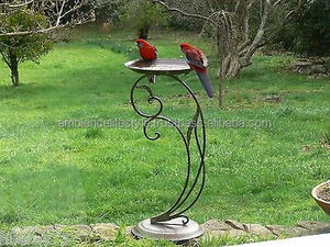 Bain d'oiseaux en métal de style antique pour la décoration extérieure du jardin, résistant à la rouille, matériau durable, base stable, attraction pour les oiseaux, bassin d'eau. - Product Image 4