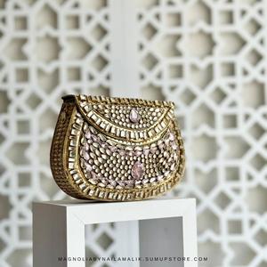 กระเป๋าคลัทช์โลหะสีเงินลายโมเสคแบบใหม่ ดีไซน์สร้างสรรค์สำหรับผู้หญิง ประดับมุกชุบทองหรูหรา เหมาะสำหรับงานแต่งงาน - Product Image 5