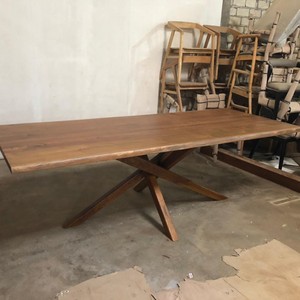 Grande table à manger en teck massif, 12 à 14 places, style moderne, bord brut, pieds croisés, table de banquet, personnalisable, mobilier pour la maison - Product Image 5