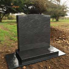 Monument funéraire familial en granit poli de style européen traditionnel avec croix et décor floral - Product Image 4