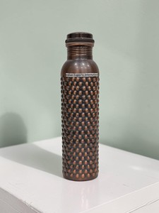 ขวดน้ำทองแดงลายจุด 950 มล. จาก Indian exports international ทองแดงบริสุทธิ์ที่ได้รับการรับรอง - Product Image 1