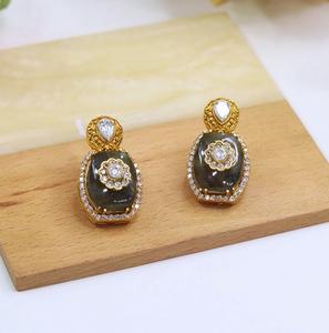 Pendientes Kundan de Moissanita Chapados en Oro Radiante de Primera Calidad, Hermosos para Mujeres y Niñas, Ideales para Bodas y Fiestas - Product Image 4