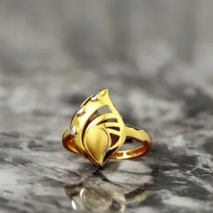 แหวนทองคำสองสีลายใบไม้ฉลุลายขัดเงาสูง ดีไซน์โดดเด่นไม่ซ้ำใคร เครื่องประดับสำหรับผู้หญิง แฟชั่นหรูหรา - Product Image 3