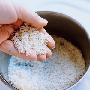 ข้าวหอมมะลิพรีเมียมเมล็ดยาว กลิ่นหอมสดใหม่ เนื้อนุ่ม เหมาะสำหรับการทำอาหารประจำวัน - Product Image 1