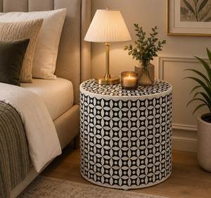 Mesa Auxiliar Decorativa con Incrustaciones de Hueso Hecha a Mano con Arte Geométrico Detallado para Interiores Contemporáneos y Clásicos - Product Image 4