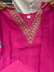 Ensemble Kurti-Pant-Dupatta de haute qualité en soie avec imprimé floral numérique et détails faits main, col en V et coupe droite - Exportateur indien - Product Image 5
