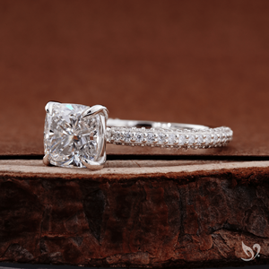 Anillo de Compromiso de Lujo con Tres Hileras de Diamantes Cultivados en Laboratorio con Corte Cojín de 2 Quilates, Certificado IGI, Oro Blanco de 10K, Romántico y Suave, Forma Cuadrada - Product Image 2