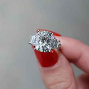 Anillo Moderno de Tres Piedras con Corte Cojín de Diamante Moissanita, Plata 925 Original, Joyería Fina para Aniversario, Regalo Encantador para Pareja - Product Image 3