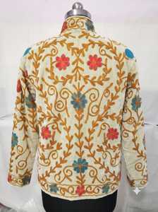 Manteau en tissu d'Asie centrale fait main, de style bohème, blanc crème, à col mandarin, avec broderie traditionnelle d'inspiration ouzbeque - Product Image 4