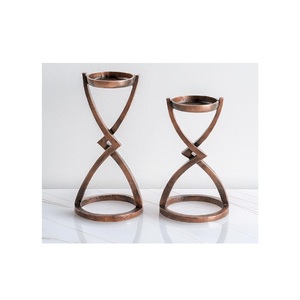 Support à bougies en cuivre antique, porte-bougie en métal doré de luxe pour la décoration de la maison, centre de table pour le salon - Product Image 1