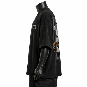 Camiseta Oversize Negra Personalizada de Algodón para Hombre, Estilo Urbano con Estampado Gótico Tipográfico, Hombros Caídos, Ajuste Holgado, Venta al por Mayor OEM - Product Image 4