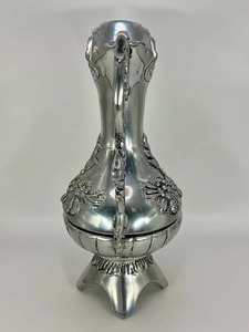 Pichet en argent de style vintage orné avec motif floral gravé et poignée courbée – Vaisselle élégante pour la décoration et l'exposition à la maison - Product Image 5