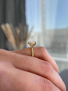 Anillo de Compromiso con Corte Ovalado Certificado por IGI, Moissanita, Chapado en Oro de 14K, Oro Amarillo, Engaste de Puntas, Anillo de Boda Solitario para Mujer - Product Image 4