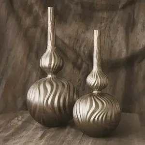 Vase à fleurs géométrique moderne en métal pour une décoration intérieure élégante avec des tiges droites pour ajouter une touche contemporaine - Product Image 2