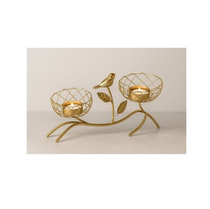 Portavelas doble con diseño de pájaro dorado en rama – Diseño decorativo de nido de alambre – Elegante centro de mesa de metal dorado inspirado en la naturaleza - Product Image 3